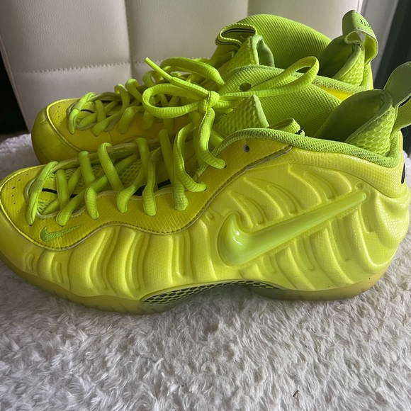 Sold on Mercari.Nike Air Foamposite volt in really good condition. - Picture 3 of 10